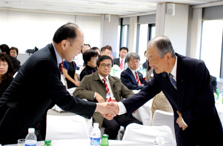 Jung Nam Cho, vice-chairman of SK Telecom, is shown shaking hands with Fok chun-wan, chairman of Hong Kong Chinese Commerce Association, just after Jung Nam Cho`s welcoming speech (A total of 60 members of the Chinese Commerce Group who participated in the 8th Chinese Commerce Meeting held in Seoul for four days starting on October 9th, visited SK Telecom`s PR Center located in Boondang on October 11th. In the PR Center, they showed great interest in SK Telecom`s state-of-the-art mobile communications services and technologies).